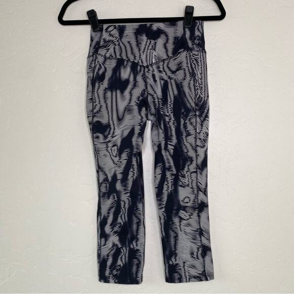 Nike Dri Fit Black + White Legendary Waves Training Reflective Crops XS - Picture 10 of 11